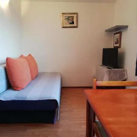 Nikolina Apartment *
