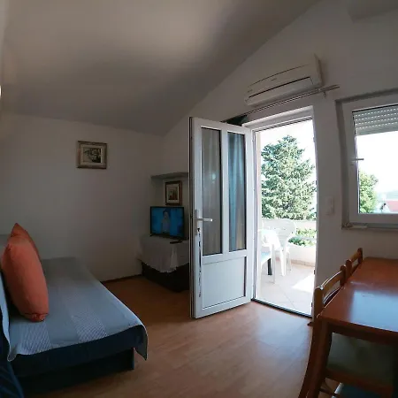 Nikolina Apartment *