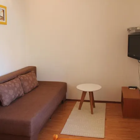 Nikolina Apartment *