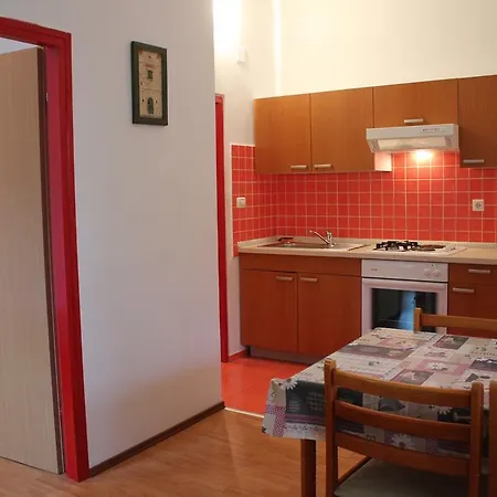 Nikolina Apartment *